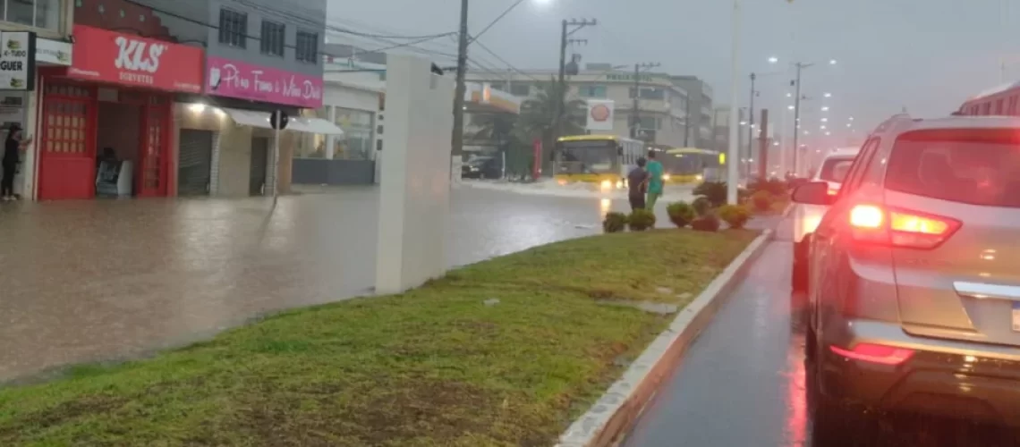 chuva-forte-deixa-ruas-alagadas-em-marataizes-930516