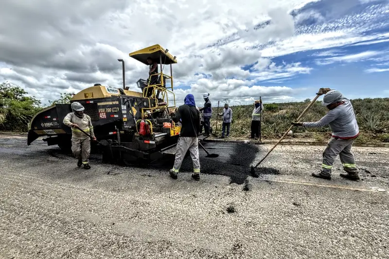 Prefeitura recupera estrada em parceria com Governo do Estado
