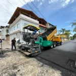 Ruas do bairro Ilmenita recebem asfaltamento, melhorando a mobilidade urbana