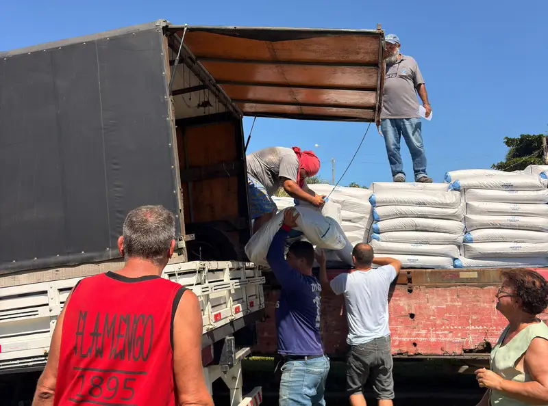 Agricultores de Marataízes recebem nova remessa de adubo e calcário