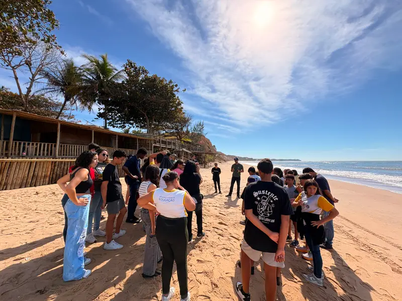 Estudantes do Projeto Lapidando a Pérola Capixaba fazem aula de campo nas falésias de Marataízes