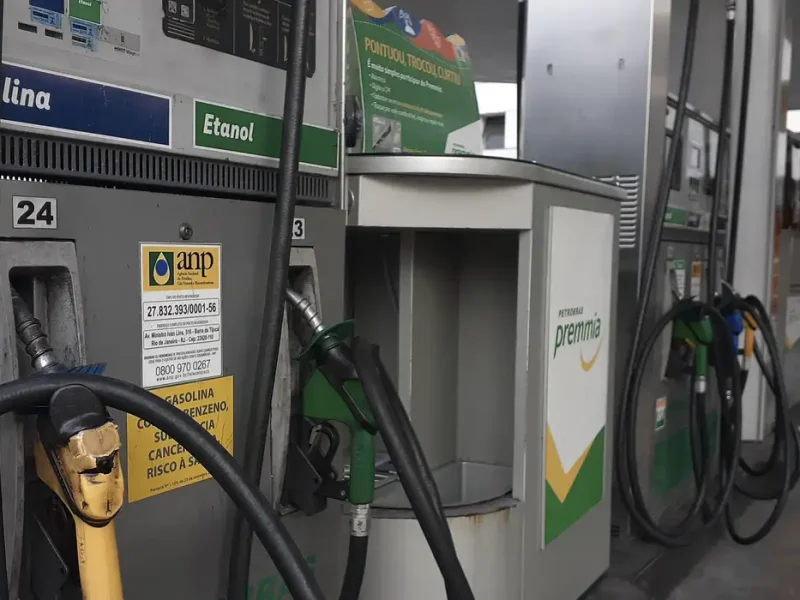Petrobras reduz preço da gasolina